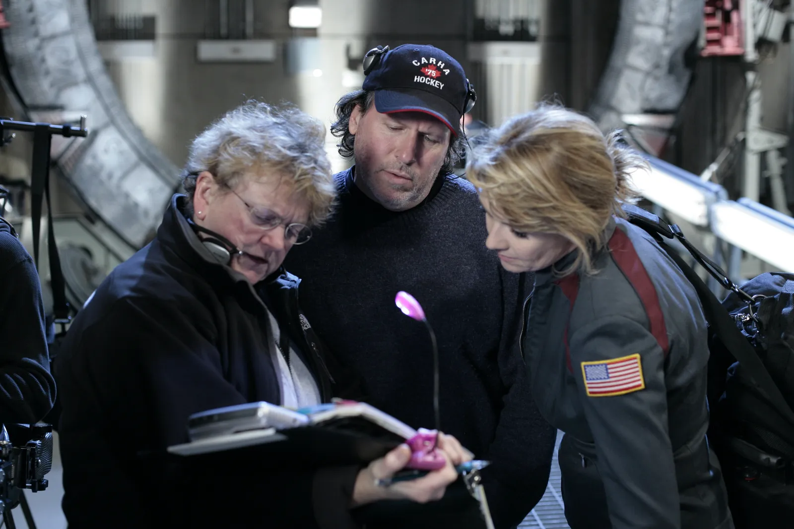 Behind the scenes on #Stargate. Script supervisor Terry J. Murray, diretor Andy Mikita, and actress @amandatapping…