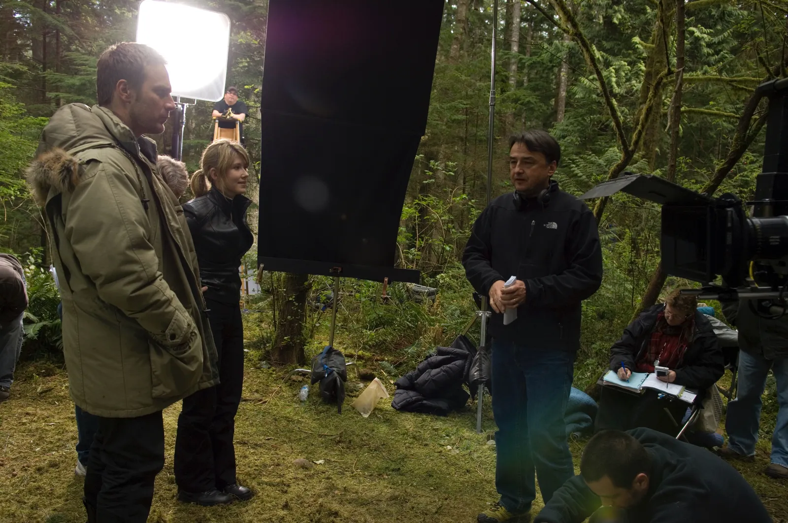 Actors @dopudmike and @JewelStaite in discussion with director Will Waring - behind the scenes on #StargateAtlantis…