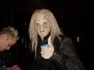 Behind the scenes on Stargate: Atlantis - Thumbs up before feeding