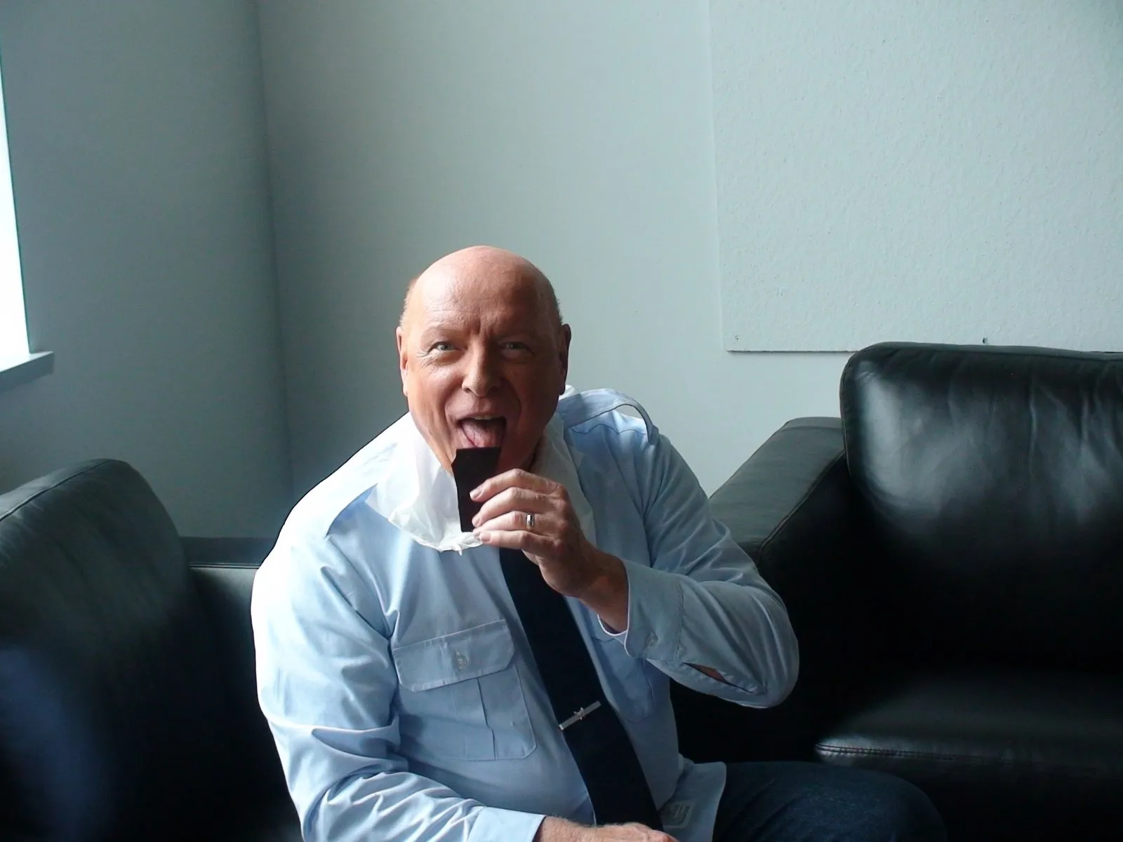 #Stargate BTS. Don Davis (General Hammond) enjoys some chocolate between scenes. @SyfyUK @SyfyAU @SyfyDE @Syfyfr