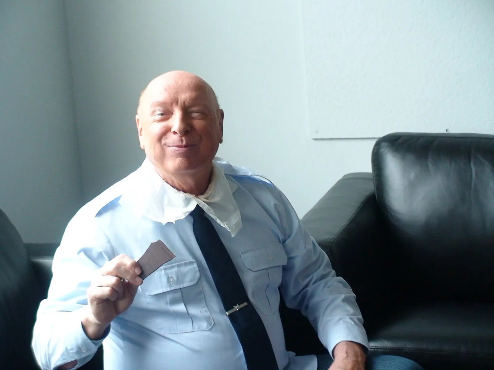 #Stargate BTS. Don Davis (General Hammond) enjoys some chocolate between scenes. @SyfyUK @SyfyAU @SyfyDE @Syfyfr