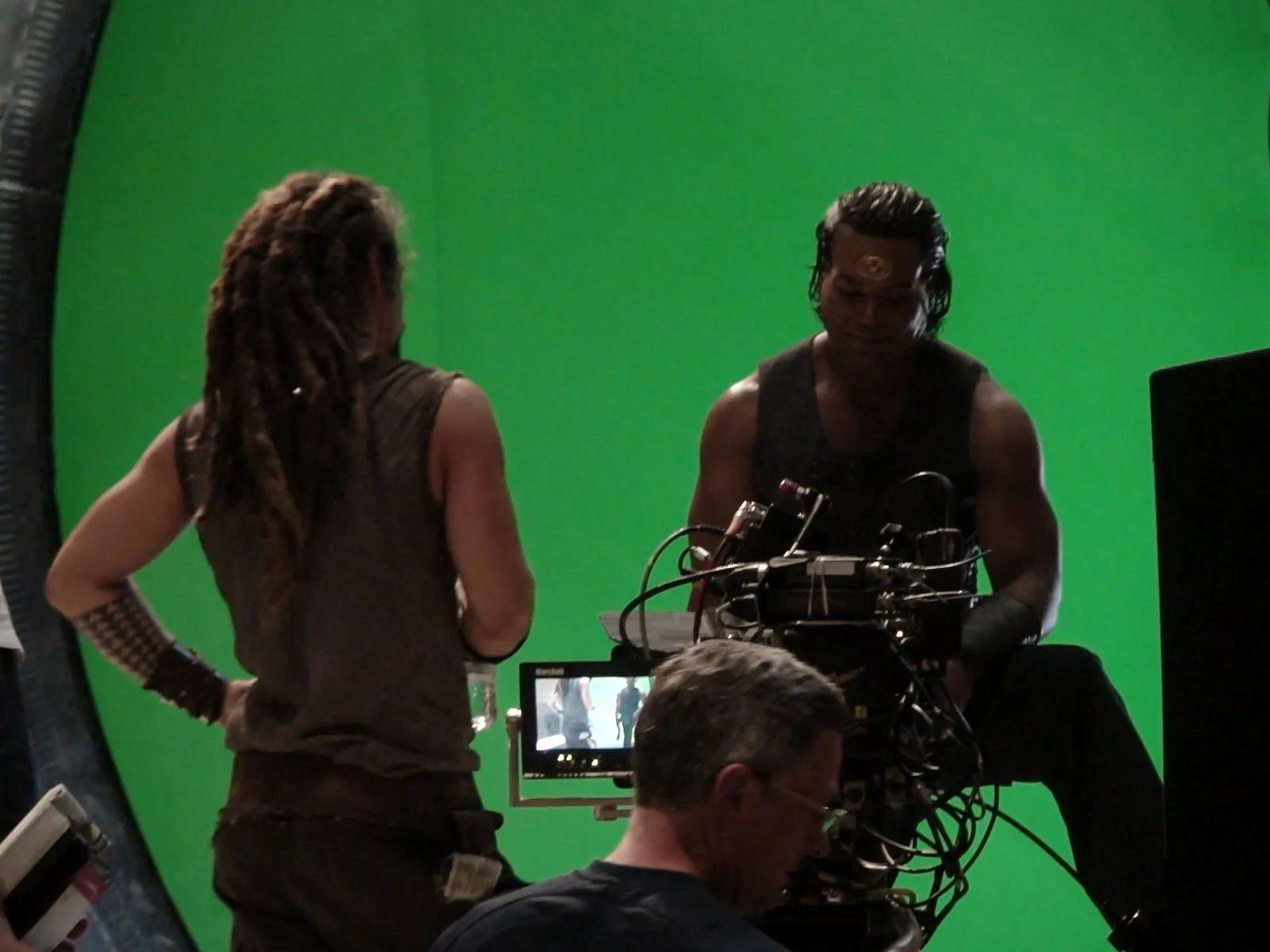 Stargate: Atlantis behind the scenes - "Midway" Jason Momoa and @iamchrisjudge hanging around, waiting for something to…